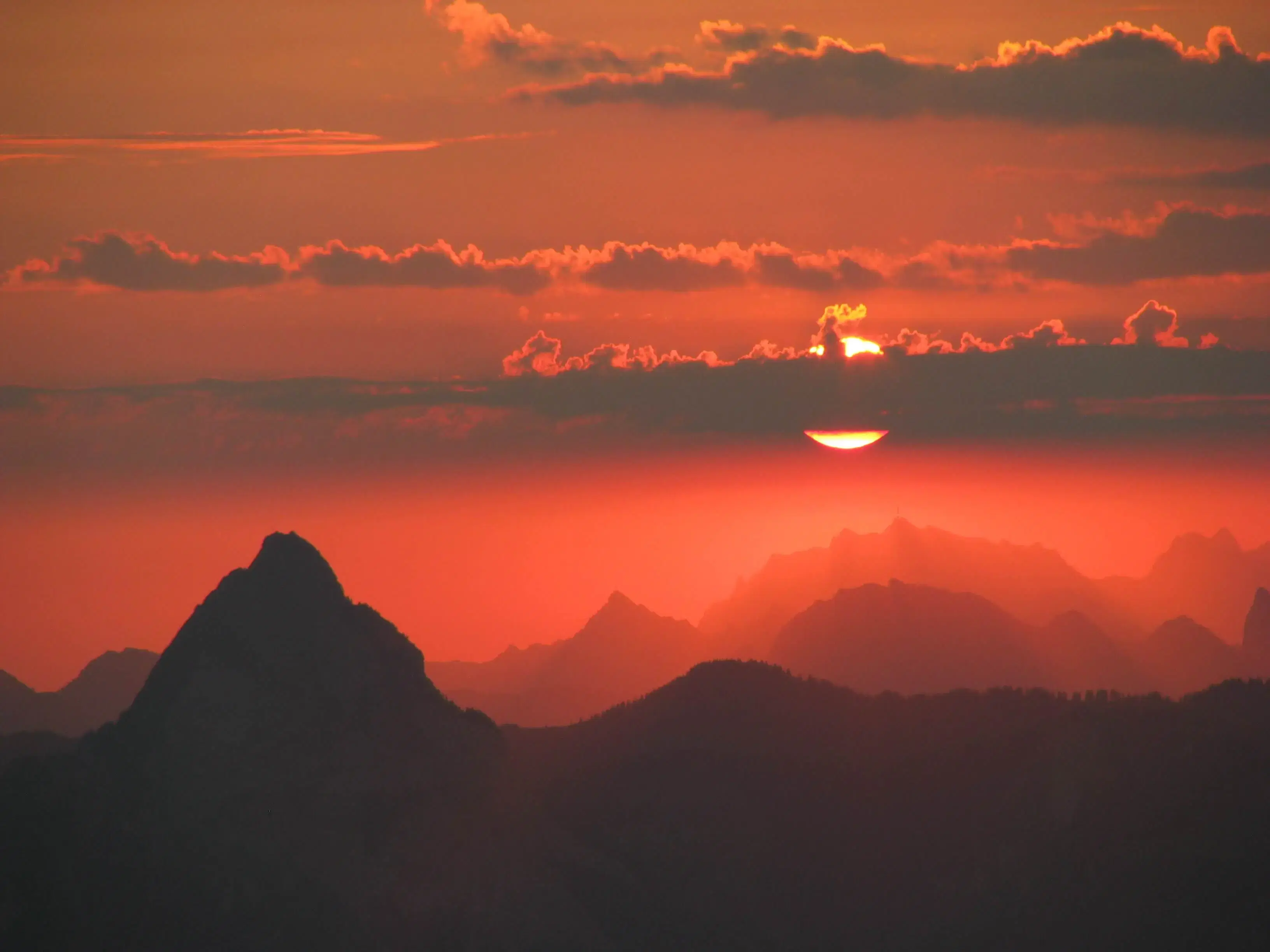 Alpiner Sonnenuntergang mit dramatischem Himmel.