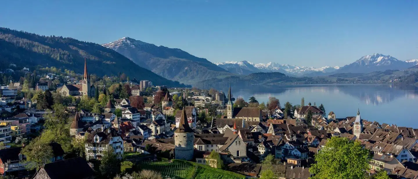 Vue printanière sur la vieille ville de Zoug avec le lac et les Alpes.