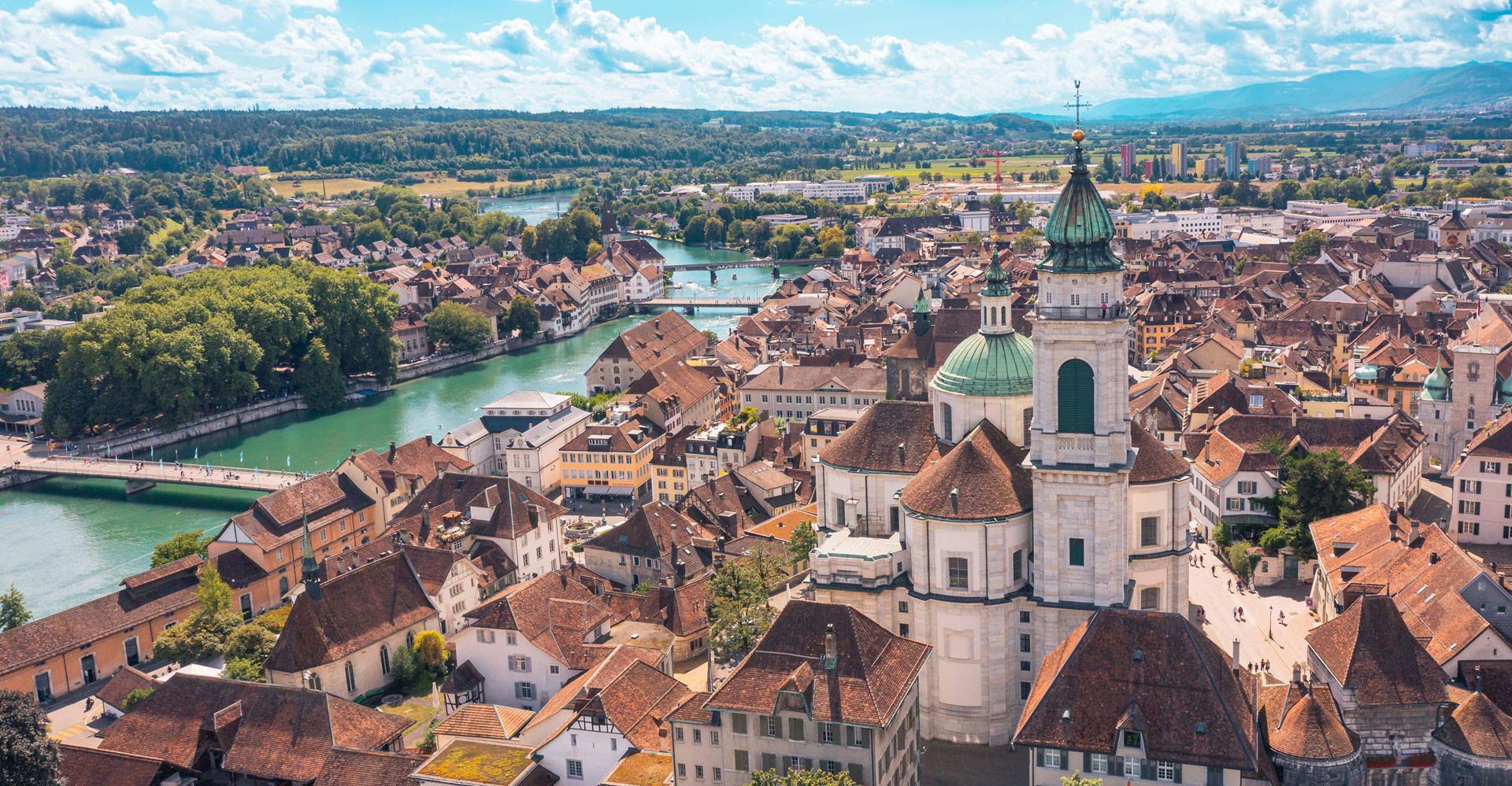 Stadtansicht mit Flussläufen.