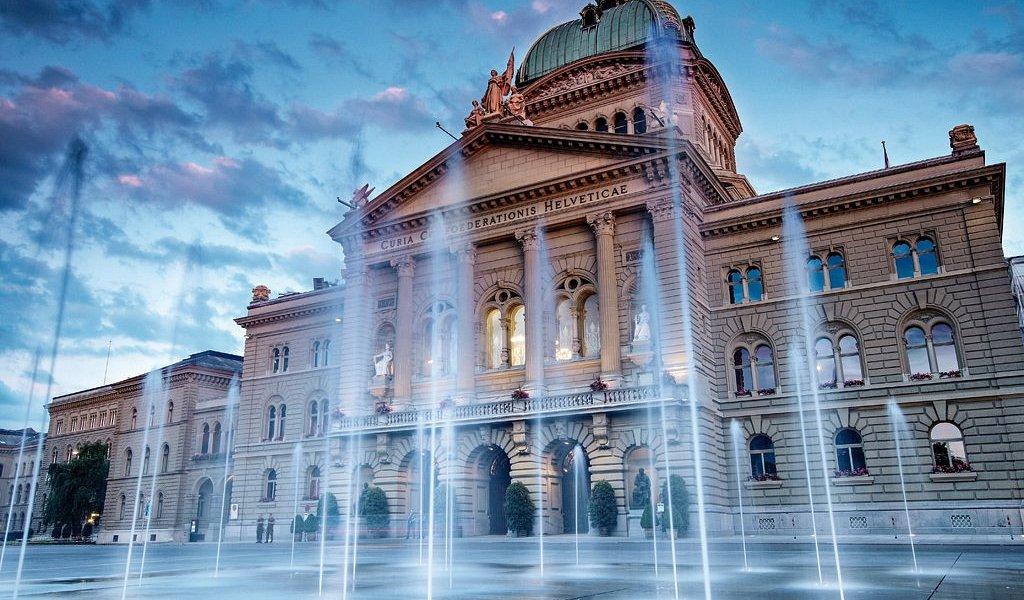 Palazzo federale con fontana e cielo.