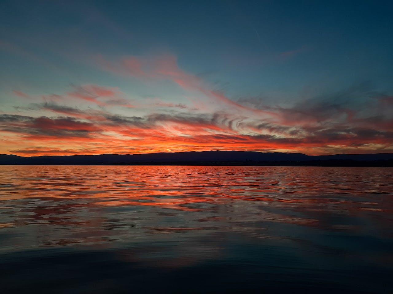 Tramonto su acque calme.