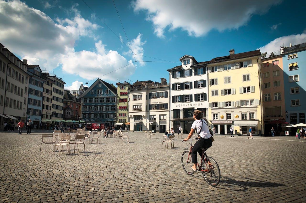 Fahrrad fahrende Person am Platz.