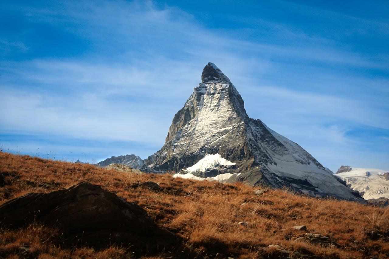 Matterhorn mit schneebedecktem Gipfel.