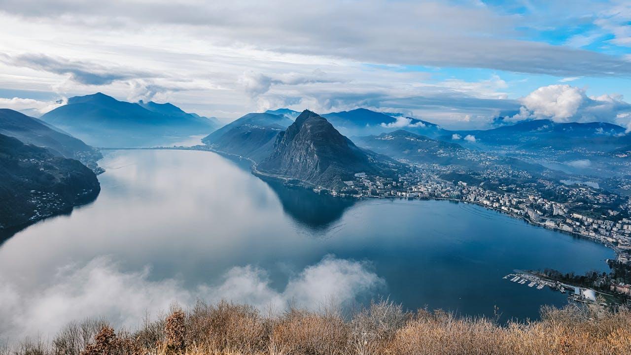 Lac de Lugano avec montagnes en arrière-plan.