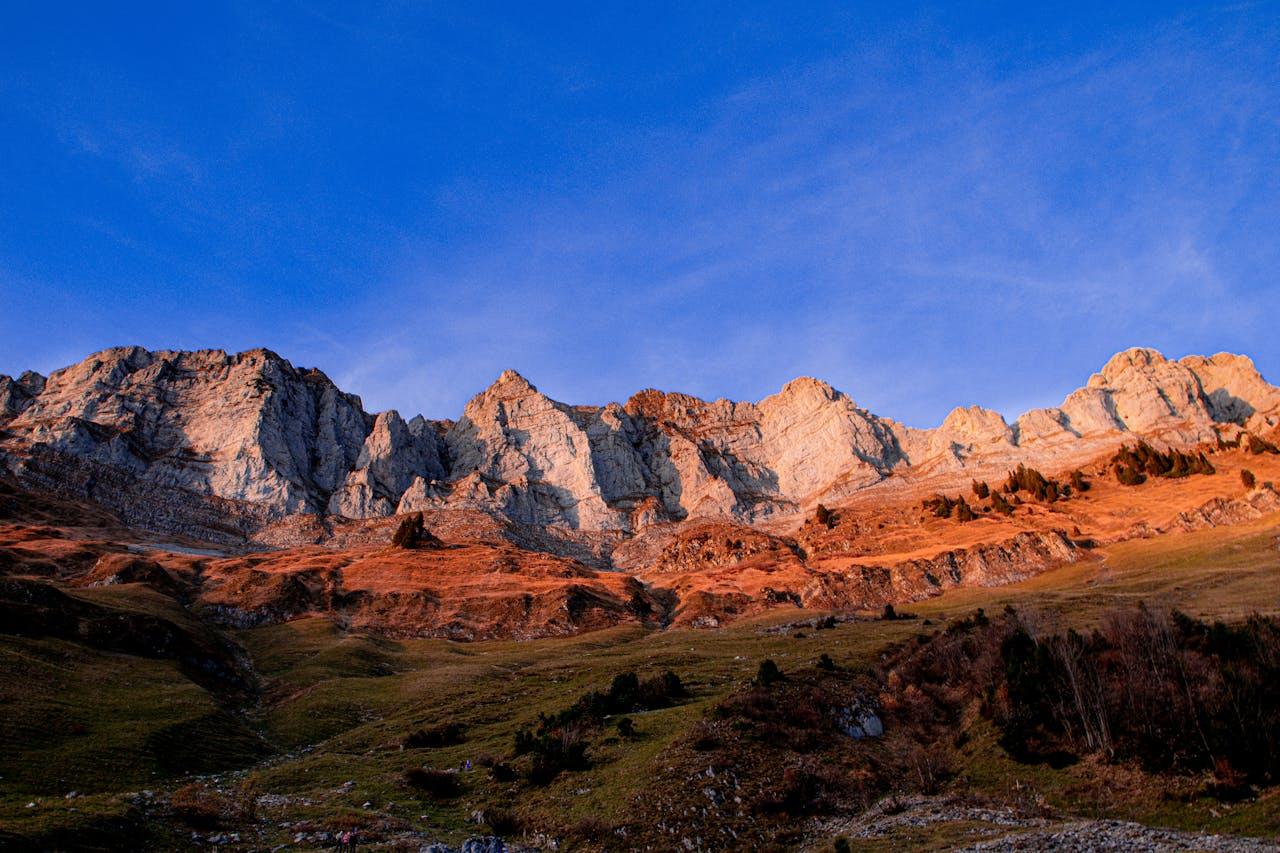 Ripida catena montuosa al tramonto.
