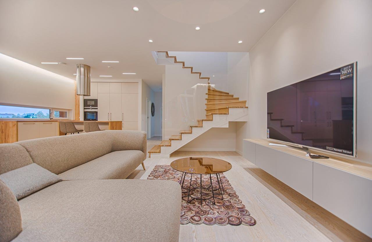 Modernes Wohnzimmer mit offener Treppe.