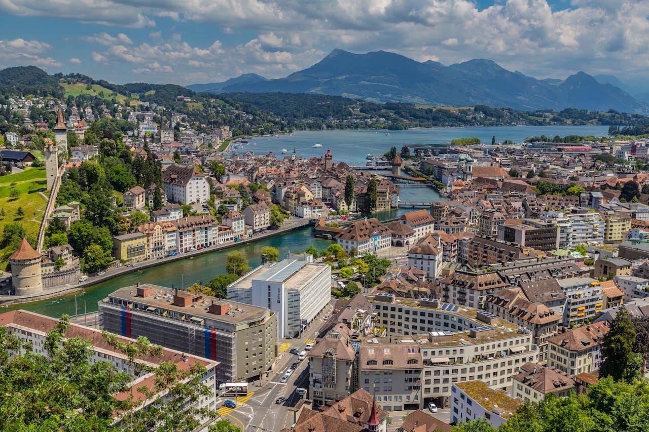 Il centro storico di Lucerna con il lago dei Quattro Cantoni.