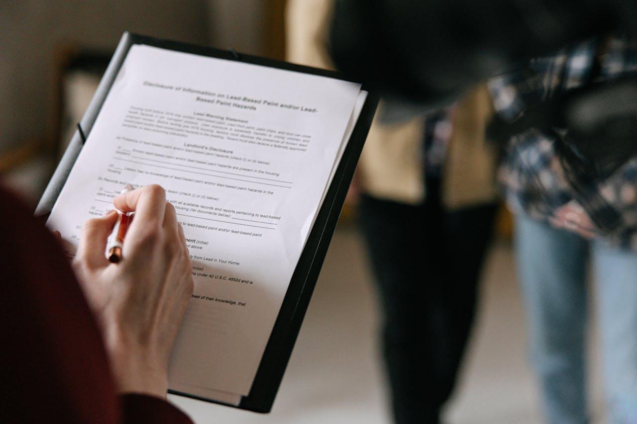 la personne signe un contrat officiel.
