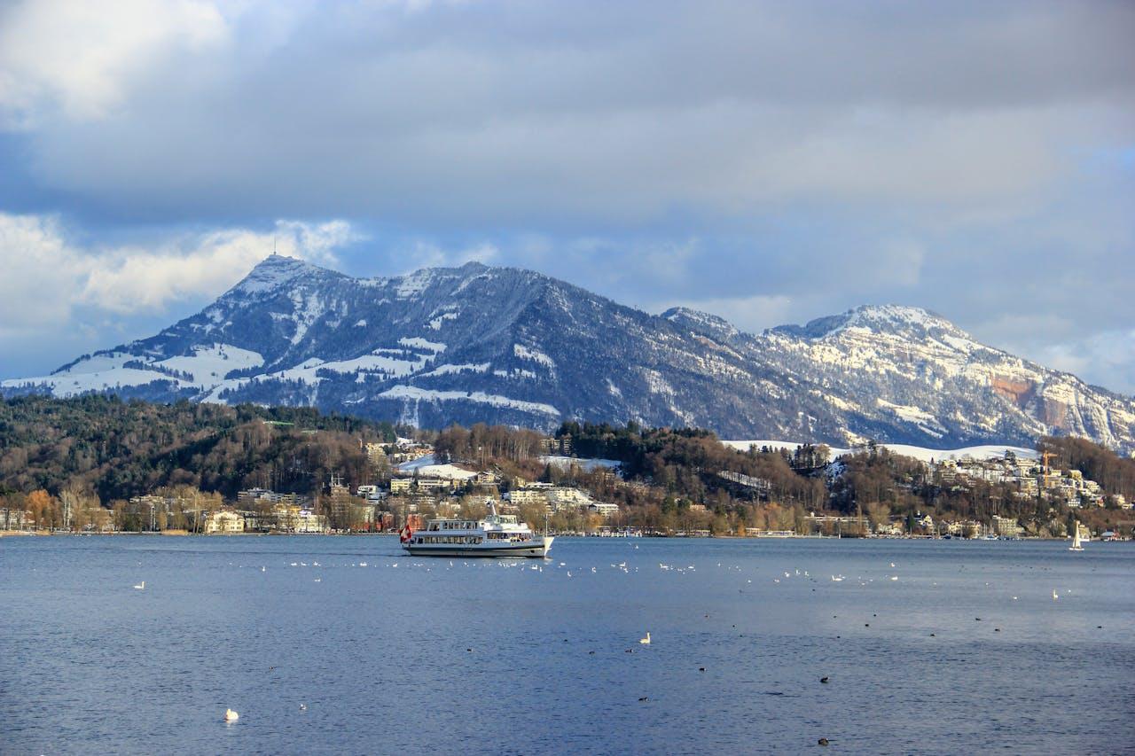 Paysage de montagne sur l'eau, hiver.