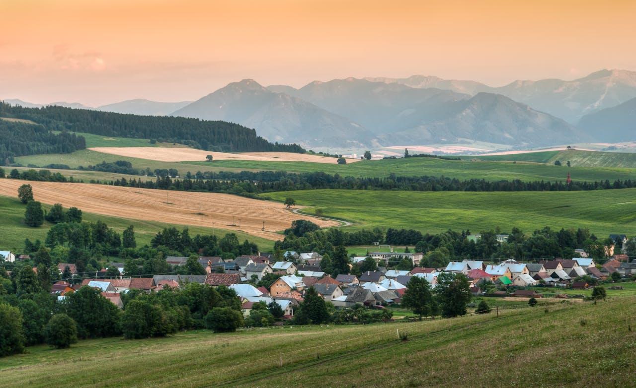 Landschaft mit Berge und Dorf.