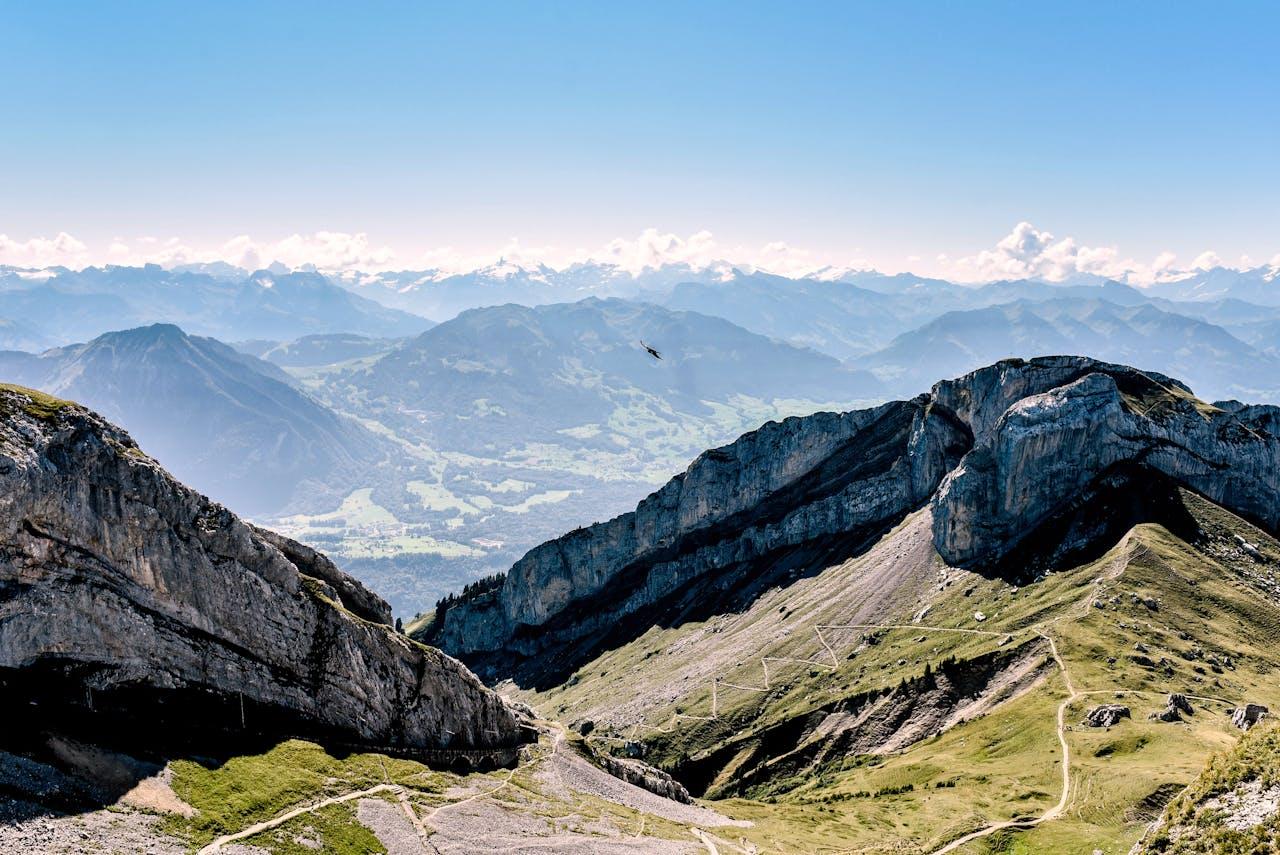 Berglandschaft mit weitem Ausblick.