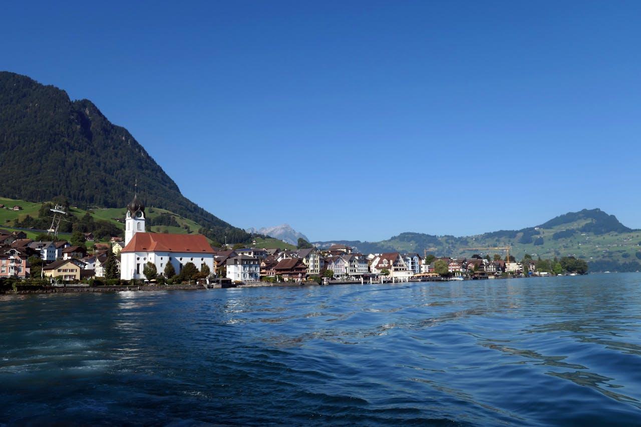 Uferpromenade von Beckenried am Vierwaldstättersee.