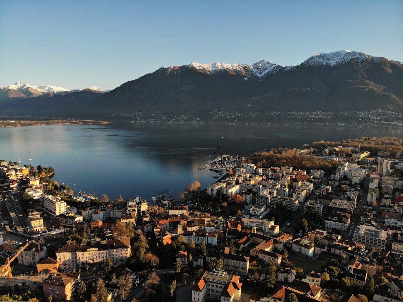 Lac de montagne avec vue sur la ville.