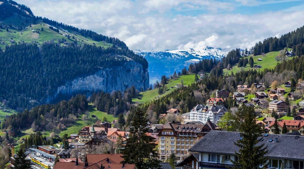 Berglandschaft mit Häusern.