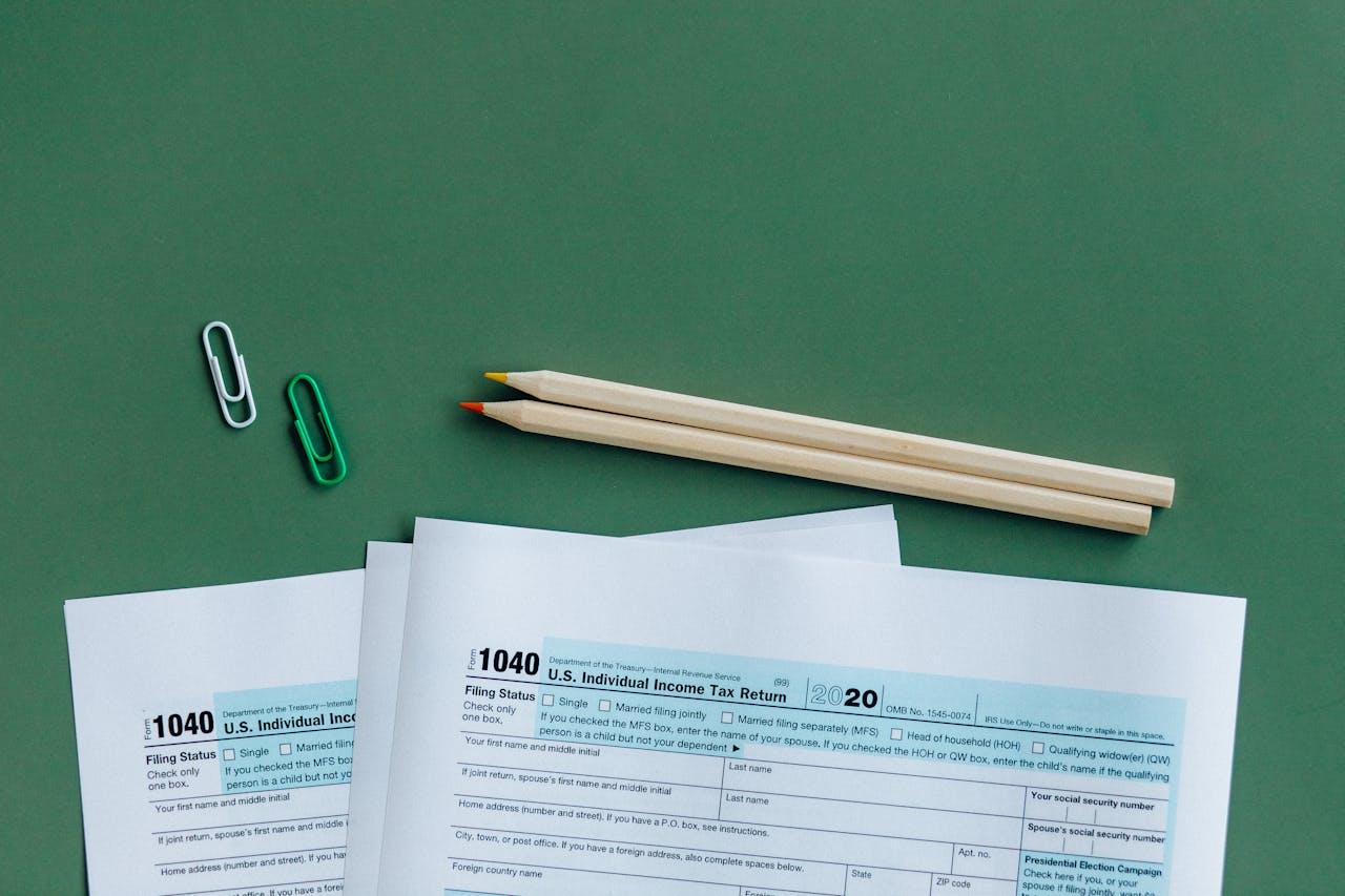 US-Steuerformulare mit Bürobedarf.