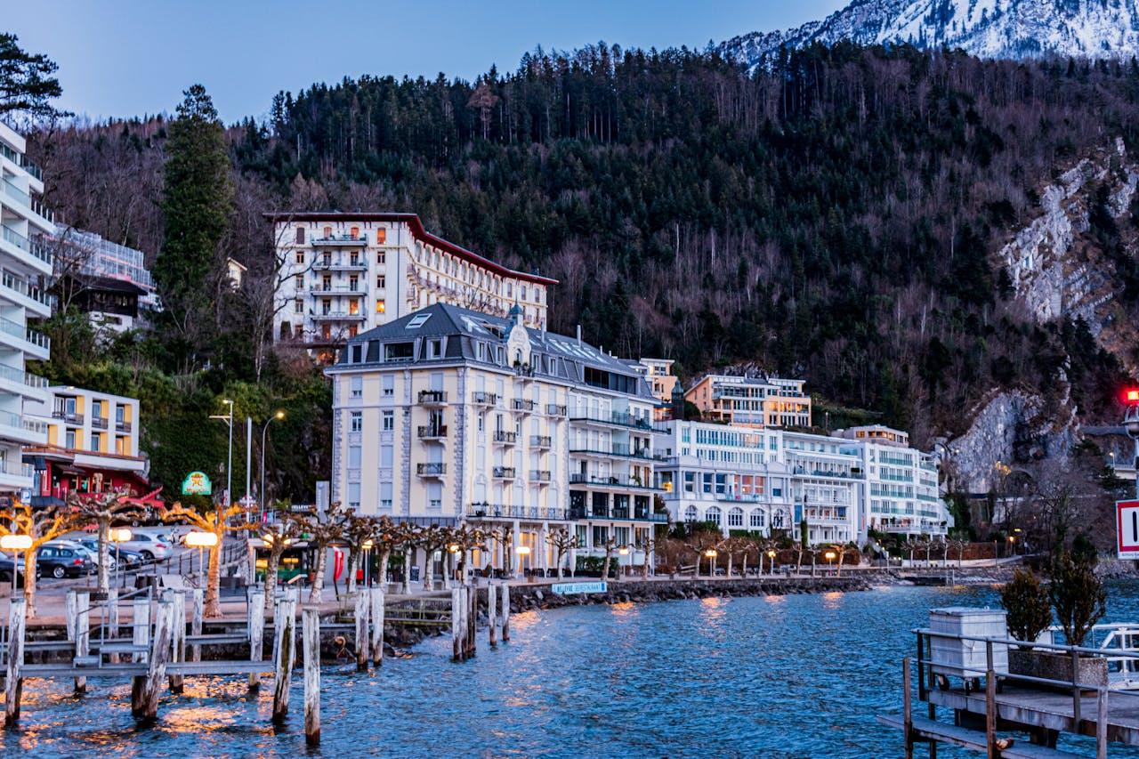 Hôtels au bord du lac, montagnes en arrière-plan.