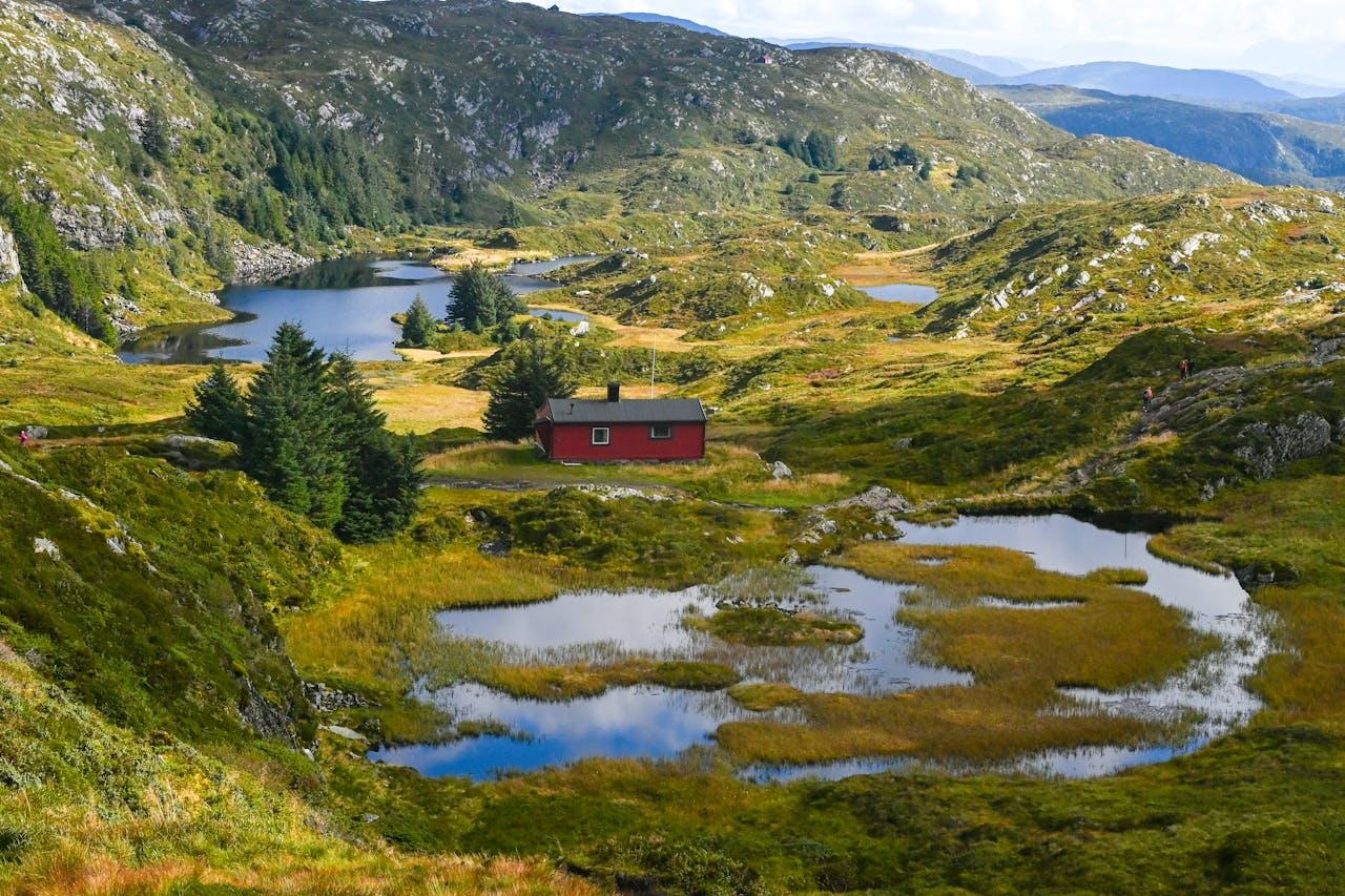 Cabane rouge dans un paysage pittoresque.