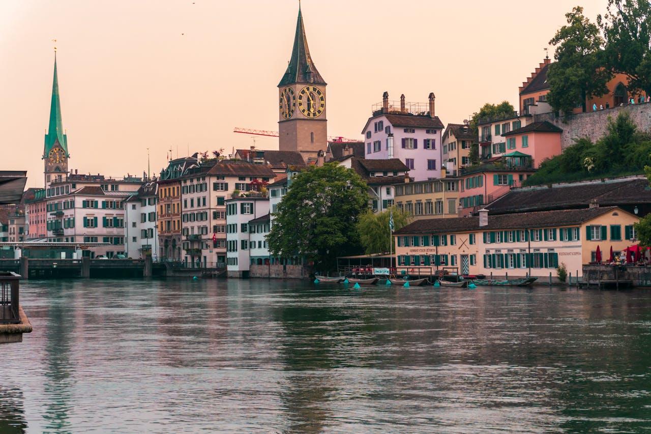 Abendstimmung an der Limmat in Zürich.