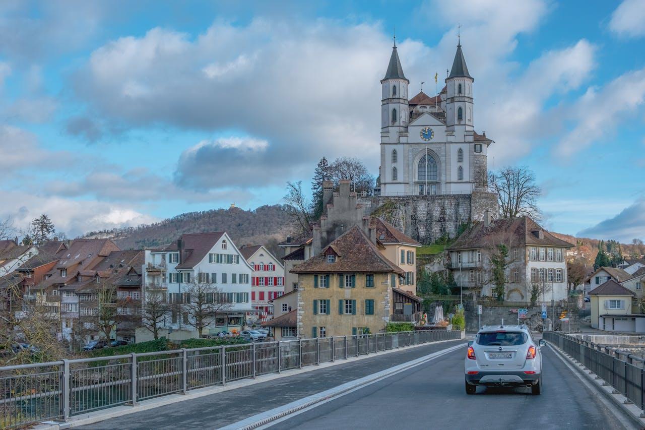 Ville historique avec église.