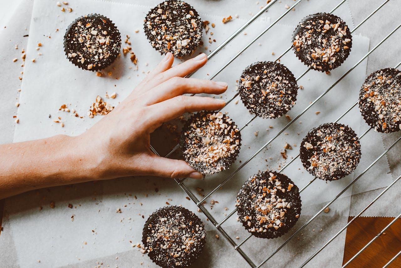 Frisch gebackene Schokomuffins mit Nüssen.