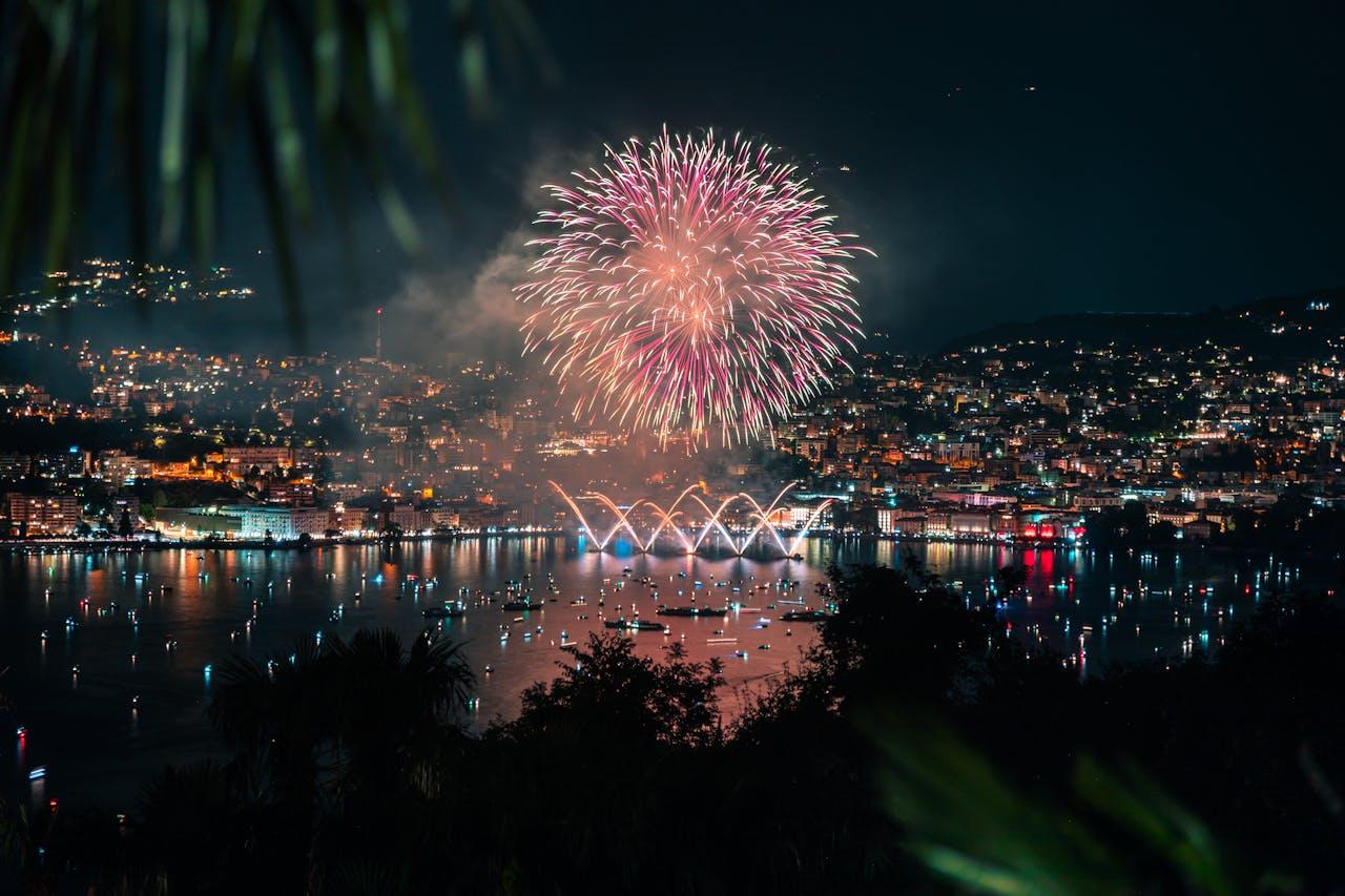 Feux d'artifice au-dessus d'une ville.