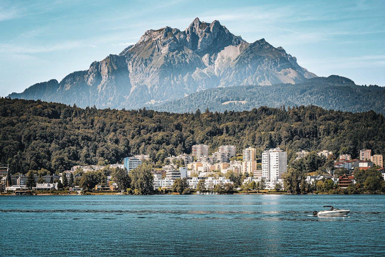 Stadt Luzern mit Pilatus und Vierwaldstättersee.