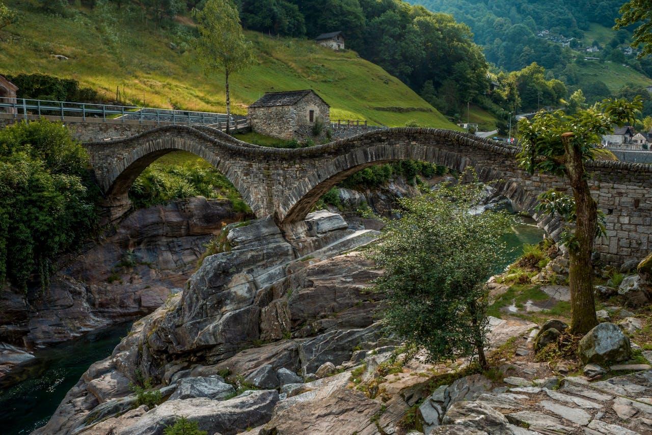 Historische Steinbrücke in grüner Schlucht.