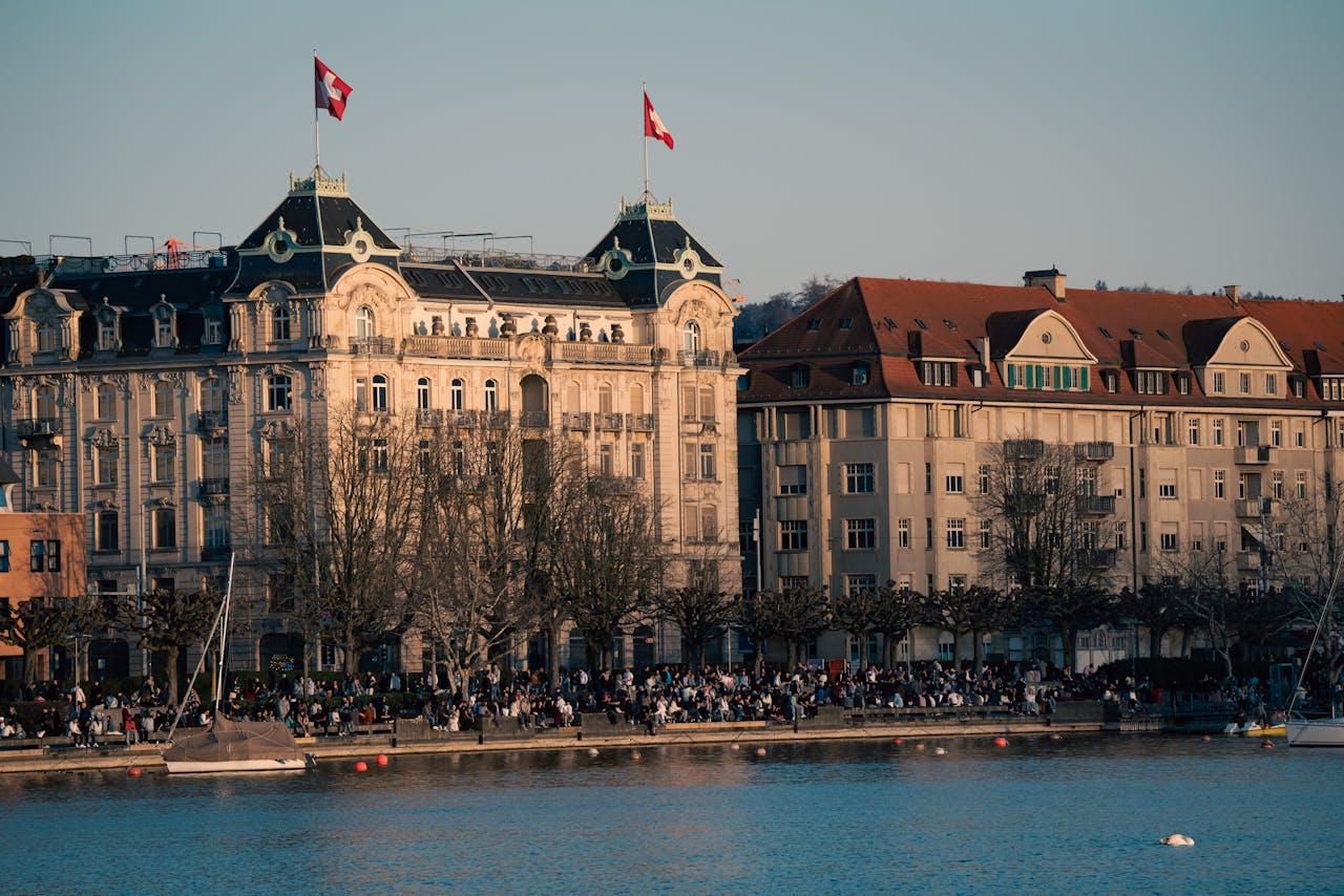 Uferpromenade mit historischen Gebäuden.