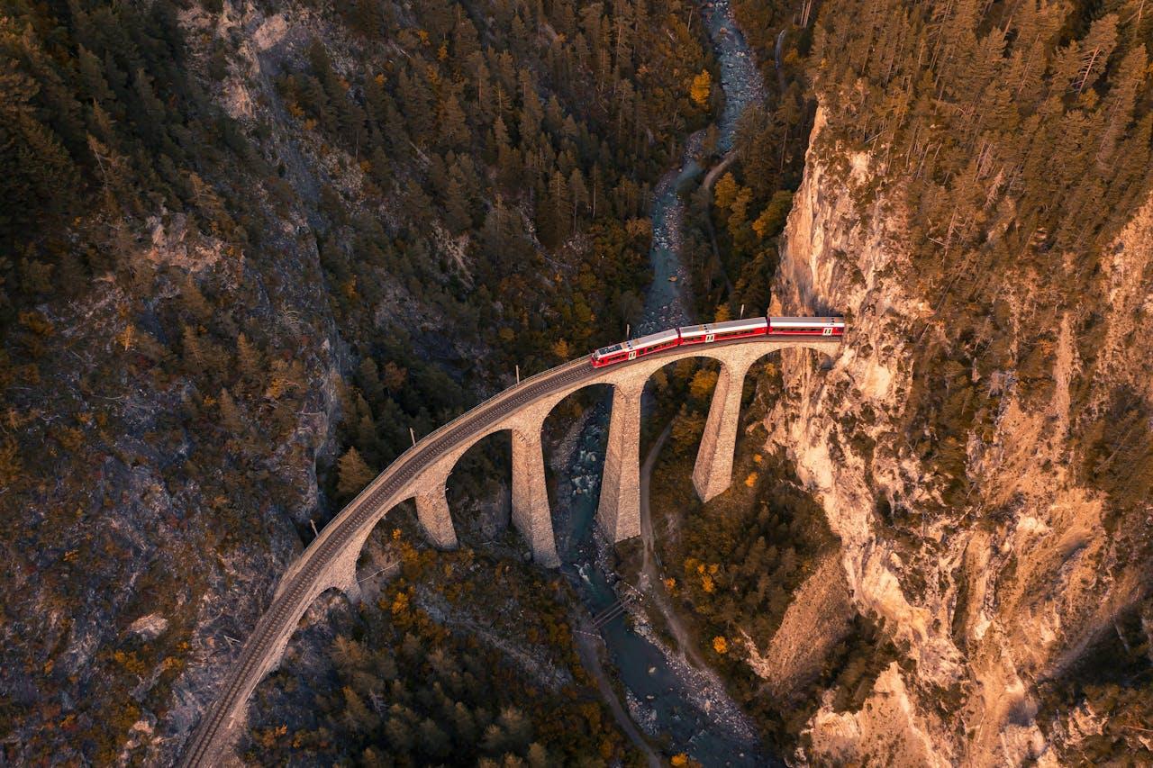 Zug über Viadukt in Bergen.