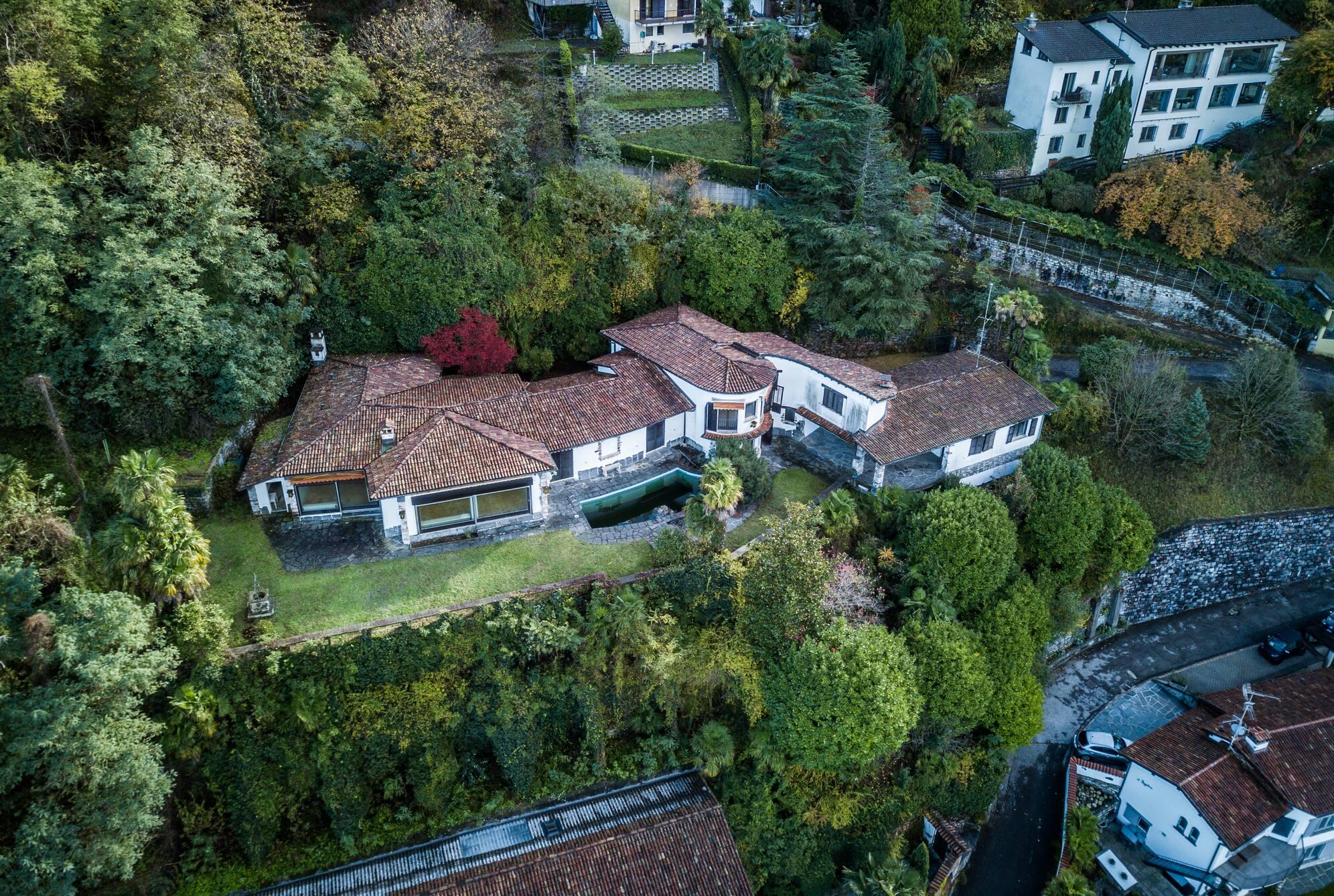 Villa von Pierin Vincenz mit Pool am Hang