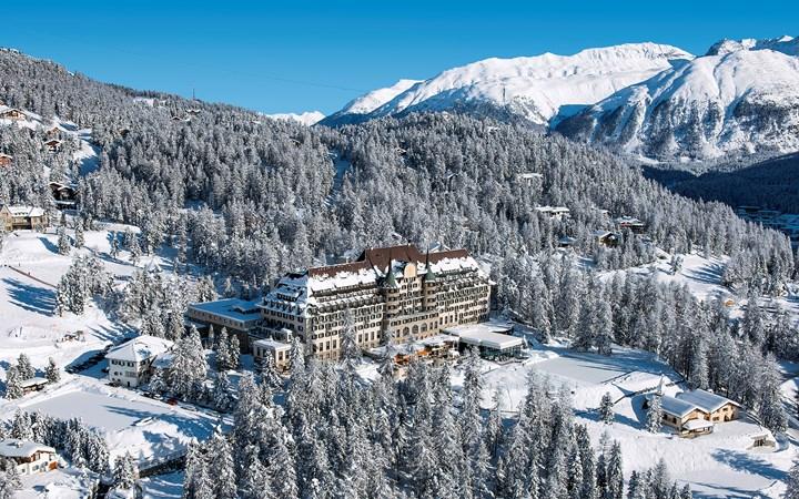 Schneebedeckte Landschaft mit Hotel.