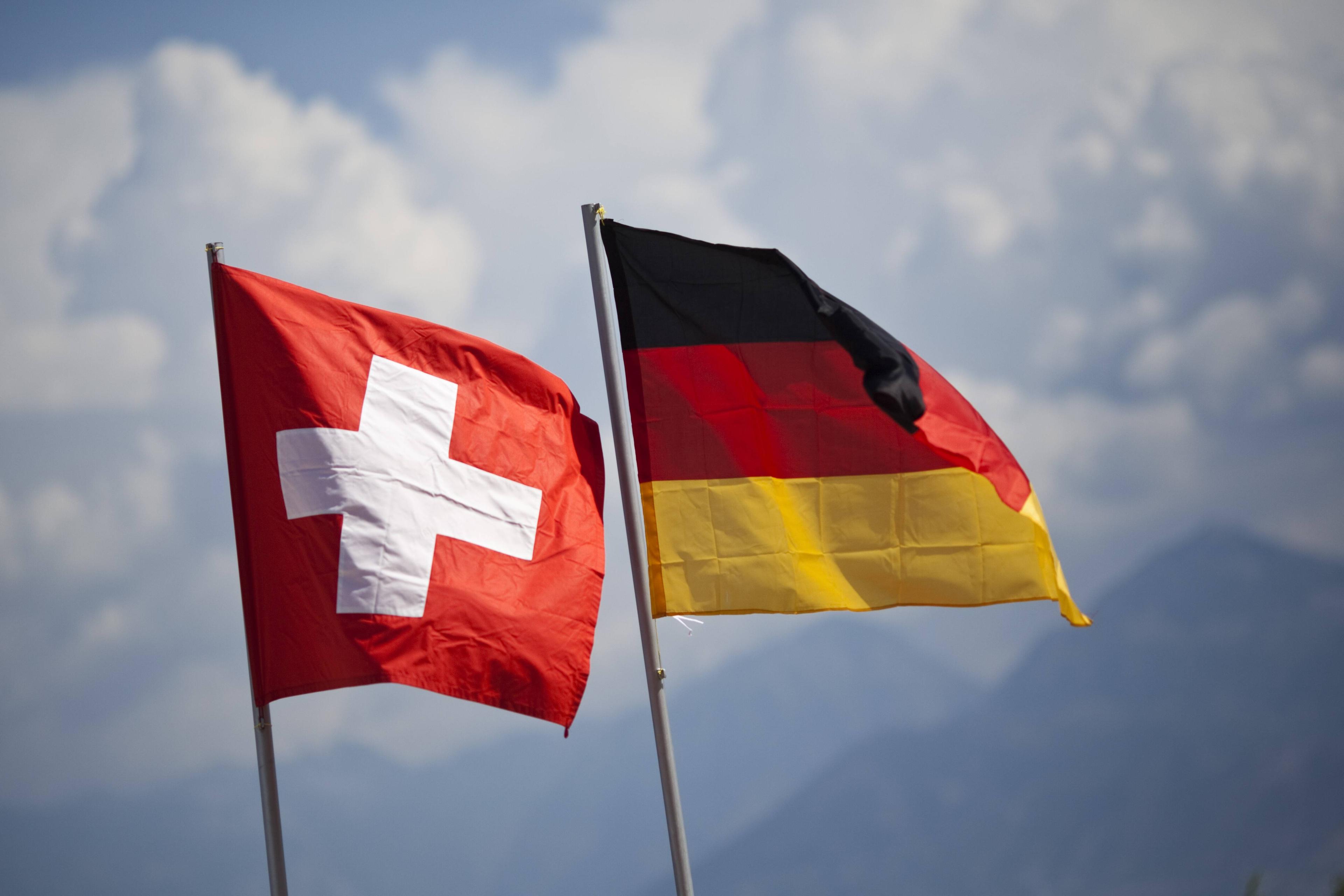 Schweizer und deutscher Flaggen.