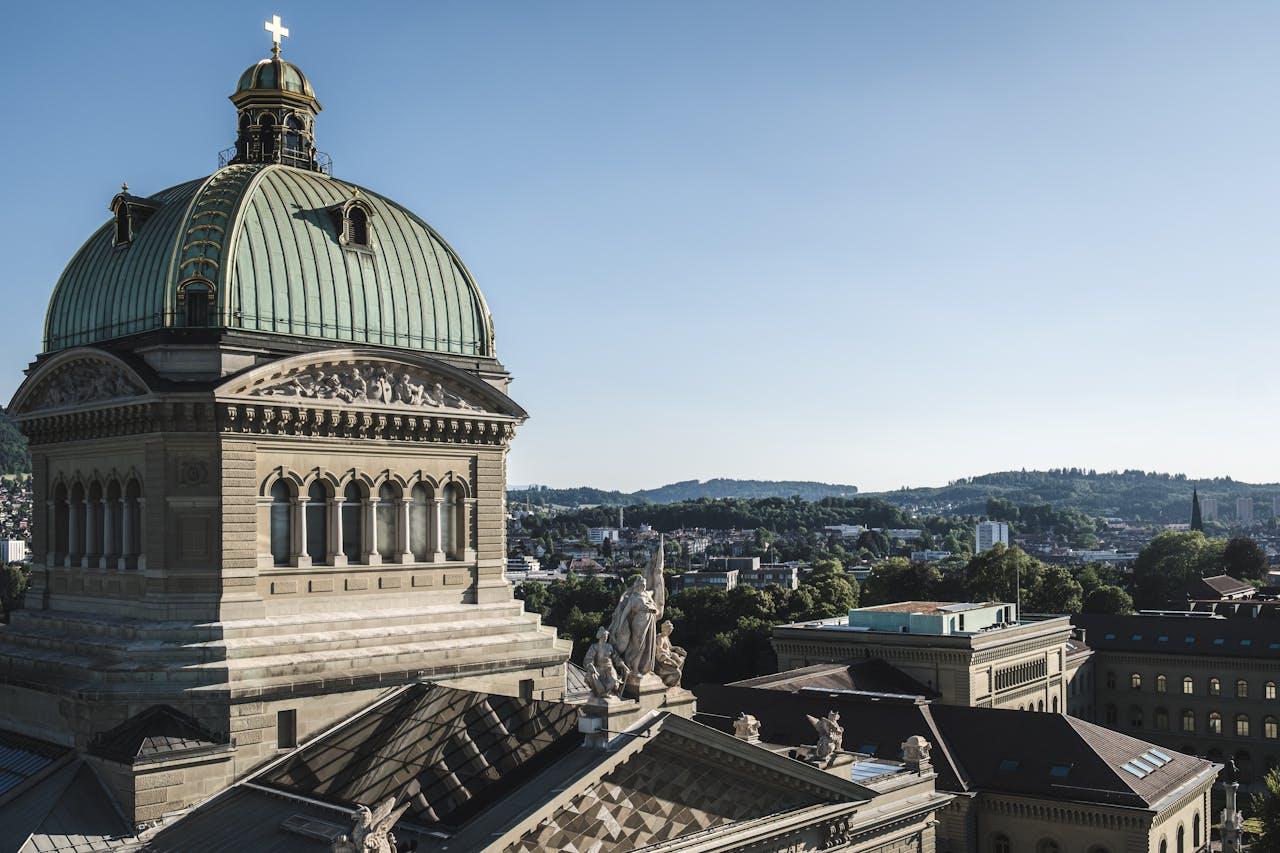 Cupola verde, paesaggio urbano sullo sfondo.