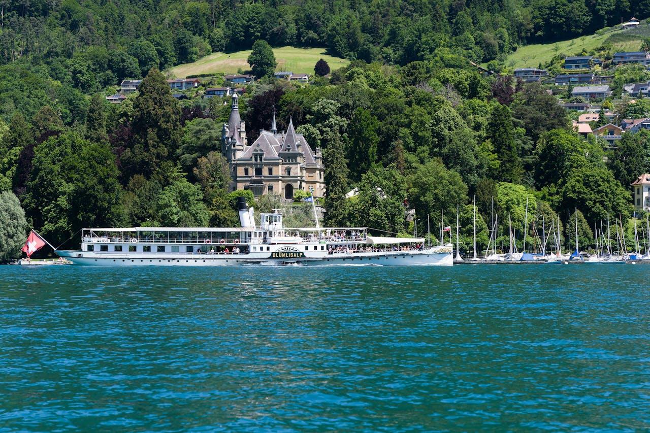 Schiff und historische Villa.