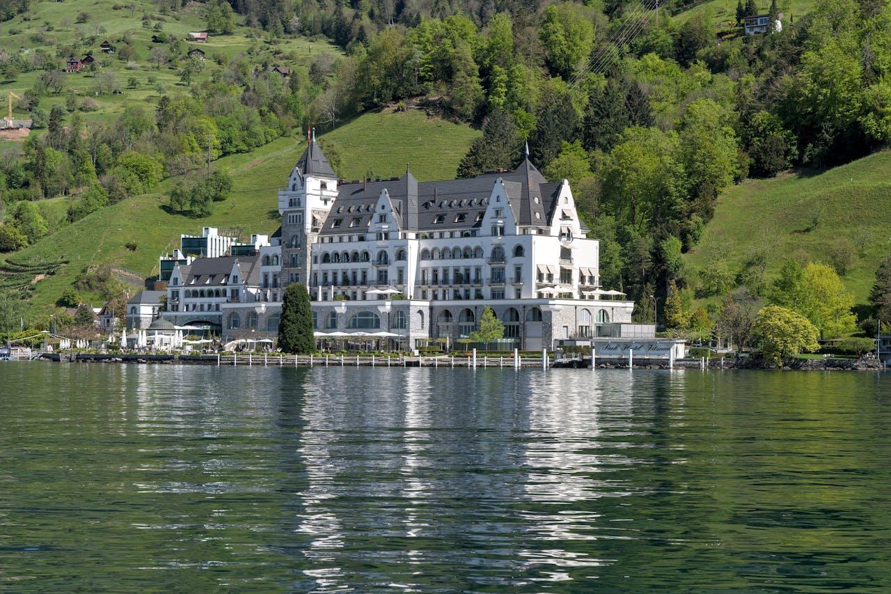 Hôtel de luxe au bord du lac.