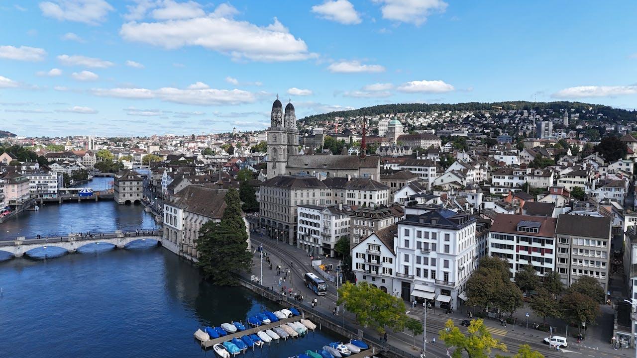 Zürich panorama mit Fluss.
