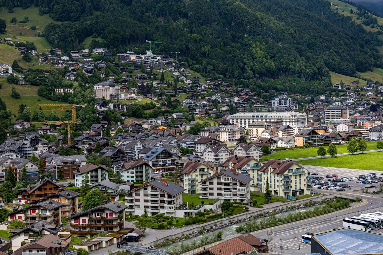 Veduta dello sviluppo abitativo alpino.